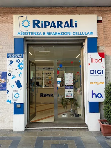 Ingresso esterno del negozio RiPARALi